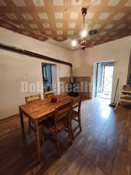 Esszimmer in einem Einfamilienhaus mit Tisch, Stühlen und abgehängter Decke.