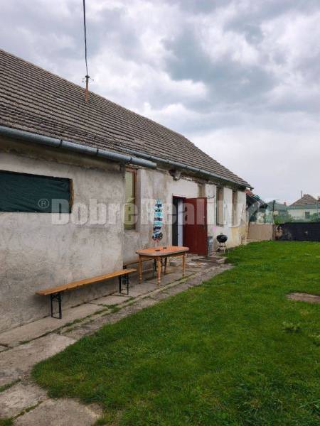 Einfamilienhaus in der Neded-Straße in Neded mit Terrasse und Rasen.