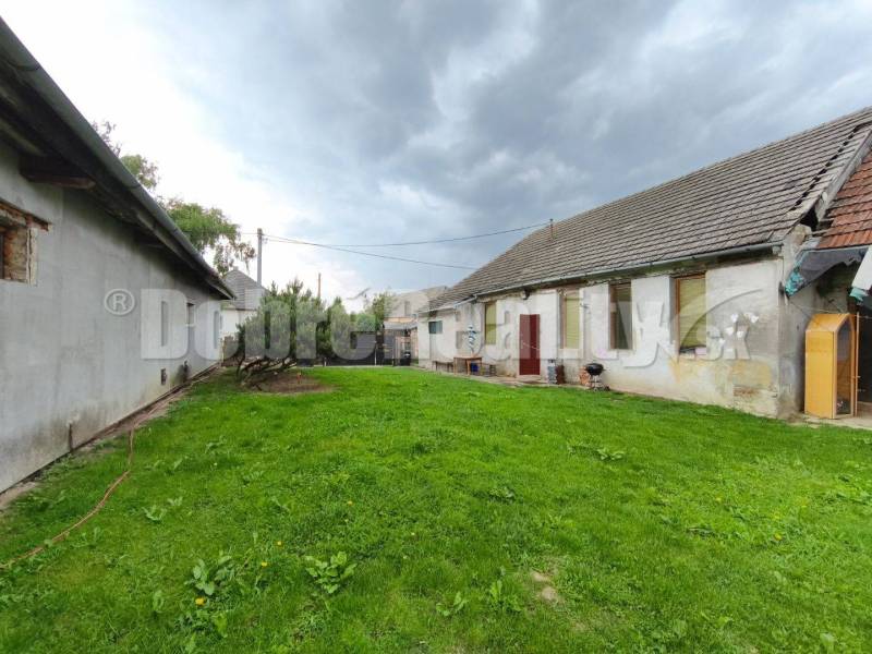 Der Garten des Einfamilienhauses in Neded in der Straße Neded, mit Rasenfläche und Unterständen.