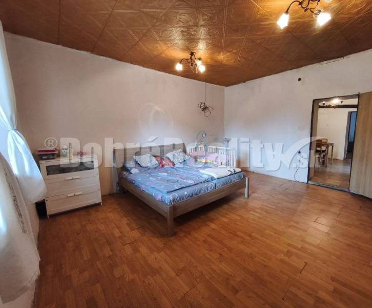Schlafzimmer in einem Einfamilienhaus mit Holzboden und Doppelbett.