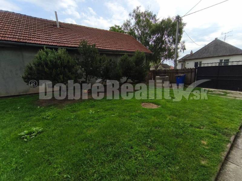 Garten eines Einfamilienhauses in Neded mit Rasen und Bäumen in der Straße Neded.