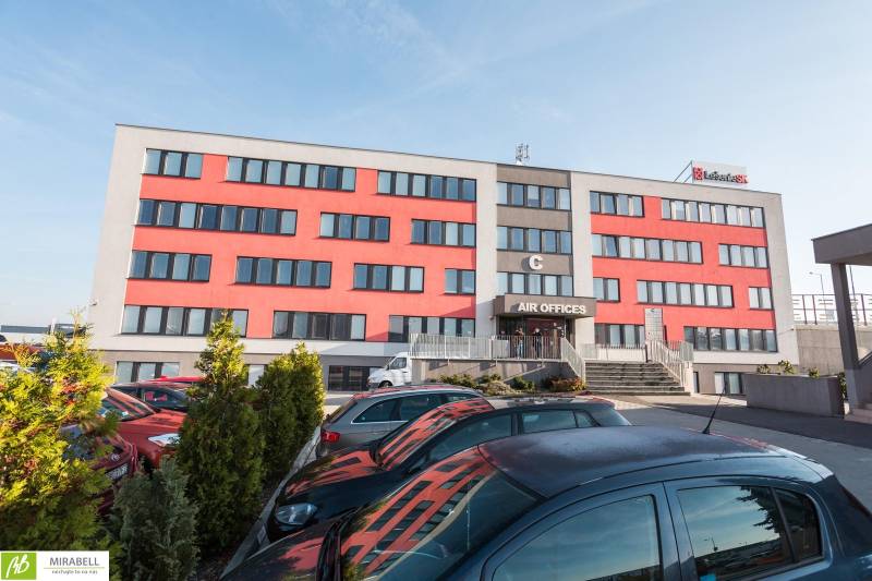 Bürogebäude in der Pestovateľská-Straße in Bratislava - Ružinov mit Parkplatz und Treppe.