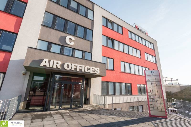Bürogebäude auf der Pestovateľská in Bratislava - Ružinov mit Eingang und Logo 