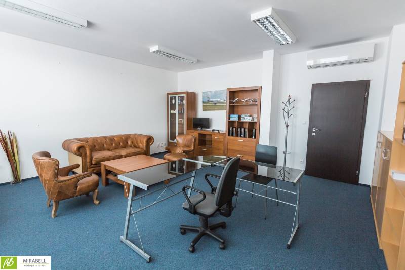 Stilvolles Bürointerieur mit antiken Ledermöbeln und Glastisch.