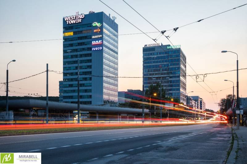 Abendlicher Blick auf die Bürogebäude in Bratislava - Karlova Ves an der Dúbravská cesta.
