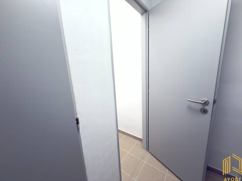 Weiße Tür im Flur einer 2-Zimmer-Wohnung mit Fliesen öffnen.