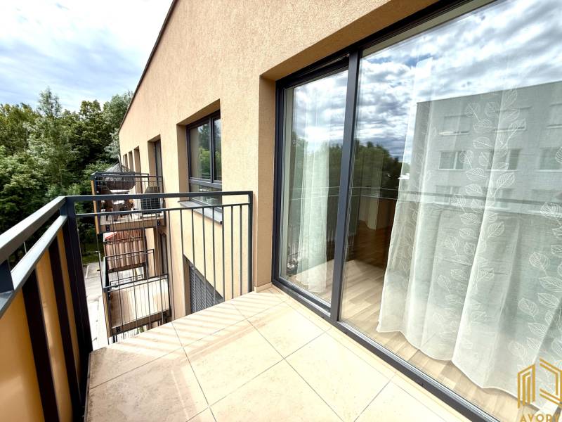 Balkon einer 2-Zimmer-Wohnung in Senica in der Sadová-Straße mit grünem Ausblick.