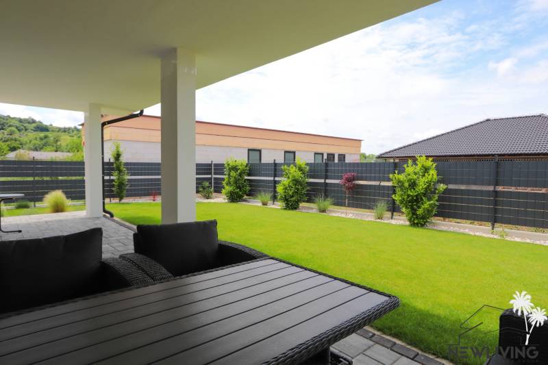 Die Terrasse des Einfamilienhauses in Piešťany mit Blick auf den gepflegten Garten und die umliegende Architektur.