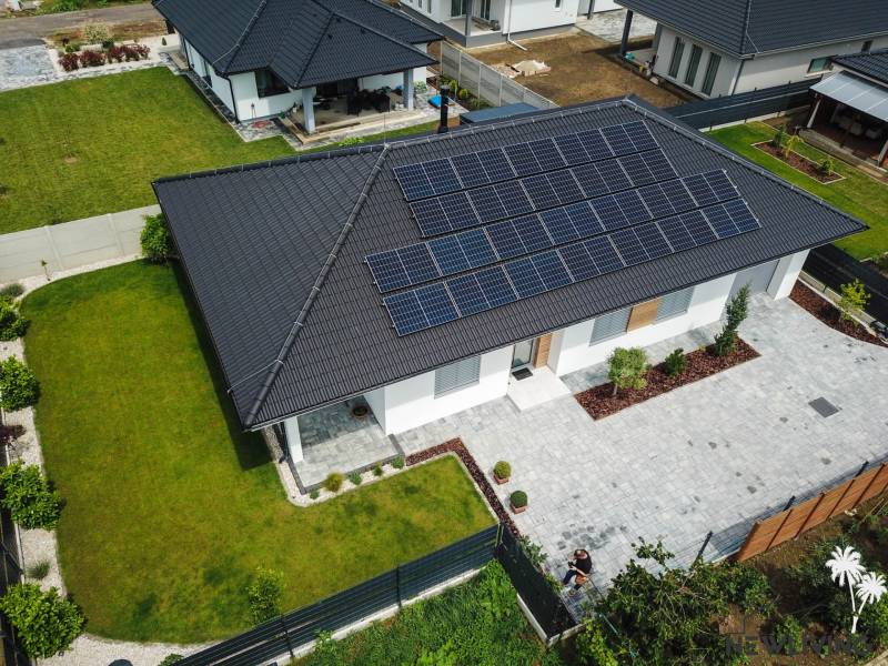Ein Einfamilienhaus in Piešťany mit Solarpaneelen auf dem Dach und einem gepflegten Garten.