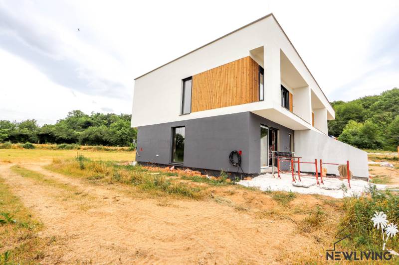 Ein Einfamilienhaus in Piešťany, umgeben von Natur, mit modernem geometrischem Design.