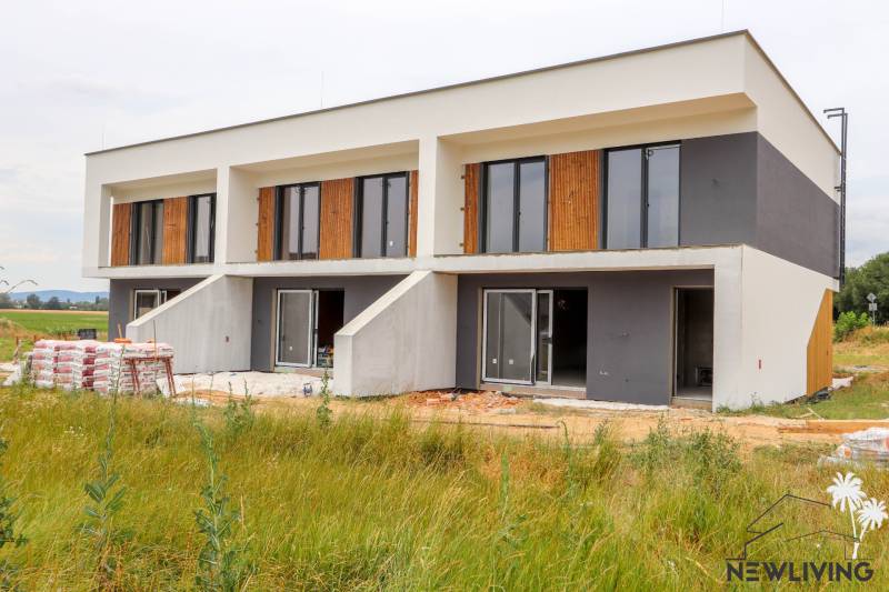 Neubau eines Einfamilienhauses in Piešťany mit Garten und großen Fenstern.