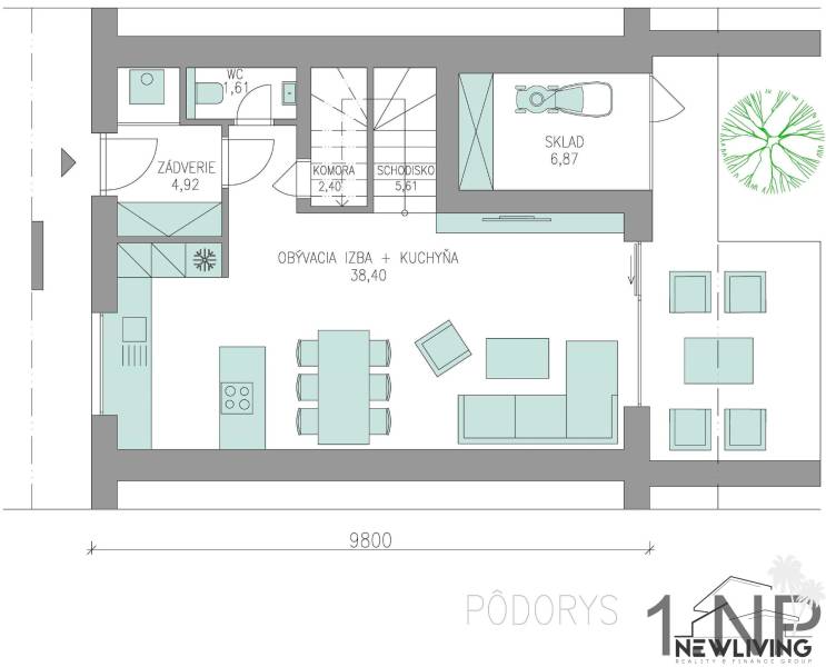 Grundriss eines Einfamilienhauses mit Wohnzimmer, Küche und Abstellraum im Erdgeschoss.