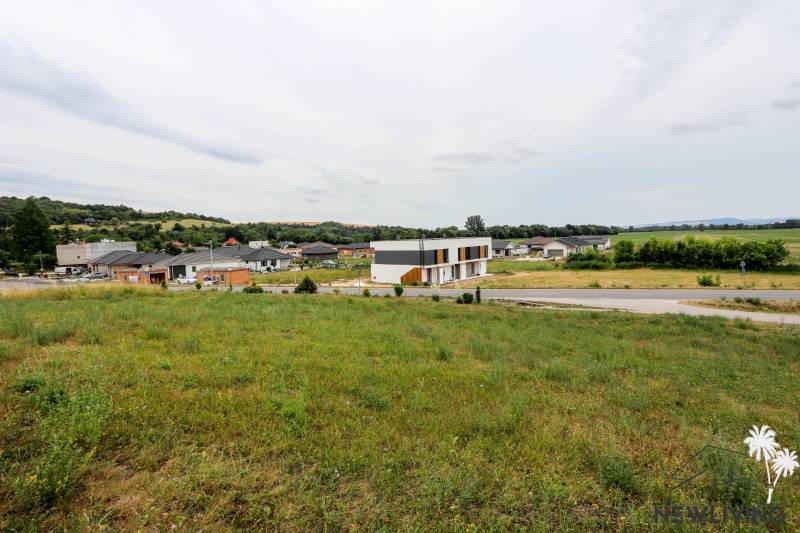 Ein Einfamilienhaus in Piešťany, umgeben von Grün, ländlicher Landschaft und Nachbarhäusern.