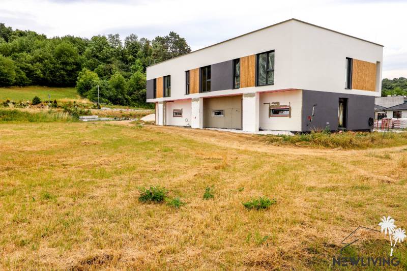 Ein Einfamilienhaus in Piešťany, das sich in der Nähe eines Waldes auf einer weitläufigen Grünfläche befindet.
