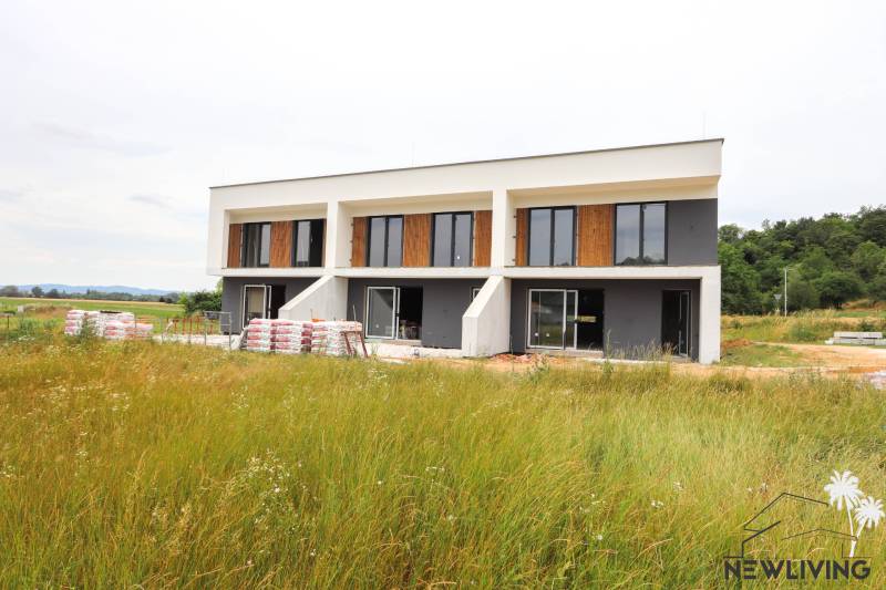 Ein Einfamilienhaus in Piešťany mit großen Fenstern in einer natürlichen Umgebung.