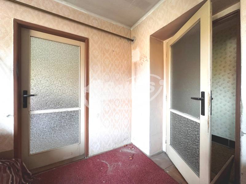 Ältere Glastüren und ein roter Teppich in einer 3-Zimmer-Wohnung.