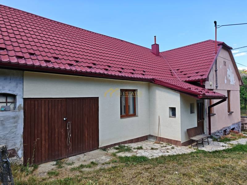 Ein Einfamilienhaus in der Dlha-Straße in Vranov nad Topľou mit einem roten Dach und zwei Türen.