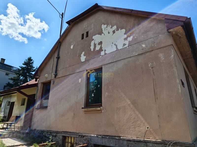 Ein Einfamilienhaus in der Dlha-Straße in Vranov nad Topľou mit beschädigtem Fassadenputz.