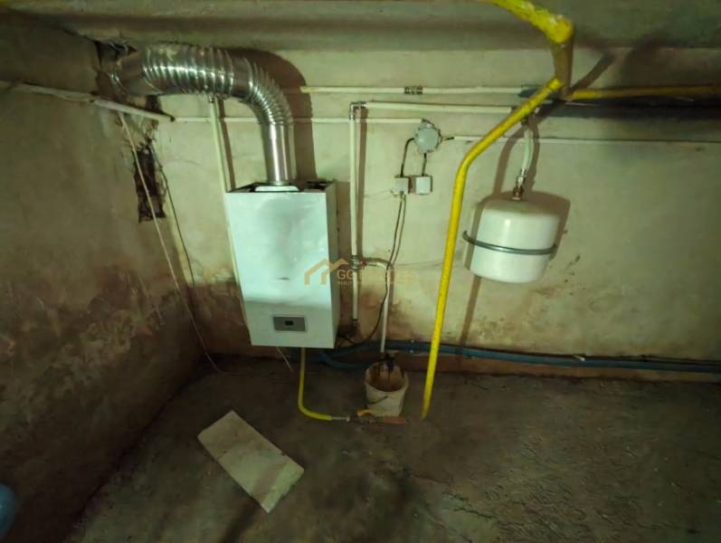 Gaskessel und Leitungen im Keller des Einfamilienhauses.