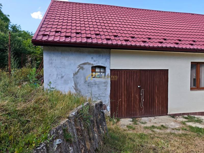 Ein Einfamilienhaus in der Dlha-Straße in Vranov nad Topľou mit rotem Dach und einer Holzgarge.