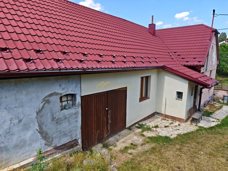 Einfamilienhaus in der Dlha-Straße in Vranov nad Topľou mit rotem Dach und Garagentor.