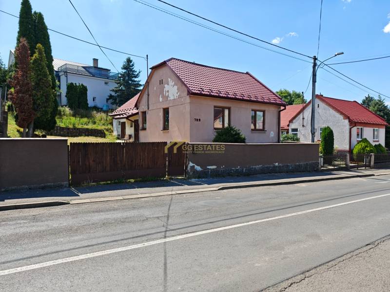 Ein Einfamilienhaus in der Dlha-Straße in Vranov nad Topľou mit einem roten Dach und einem Holzzaun.