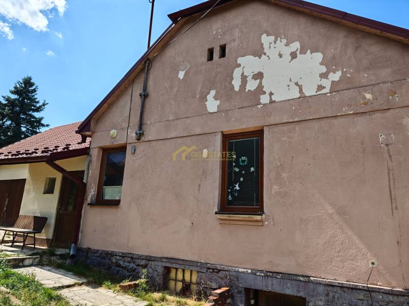 Das Einfamilienhaus in der Dlhá-Straße in Vranov nad Topľou benötigt eine Renovierung der Fassade.