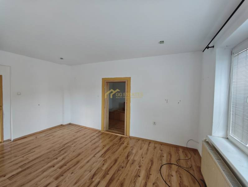 Innenraum eines Einfamilienhauses mit Holzboden und zwei Türen.