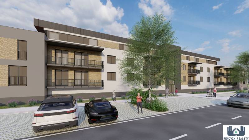 Wohnungsbau in Kriváň mit Autos und Menschen auf der Straße vor dem Wohngebäude.