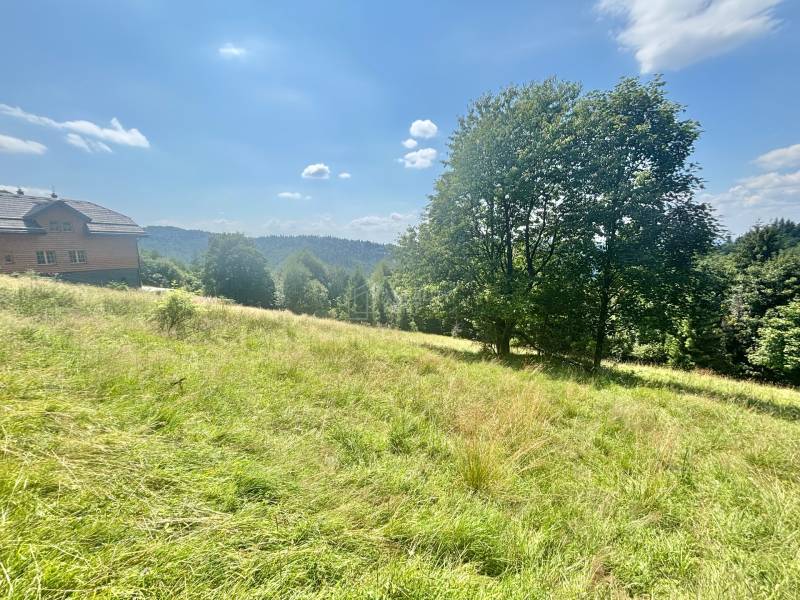 Baugrundstücke in Oščadnica in der Straße Dedovka mit Blick auf die Hügel.