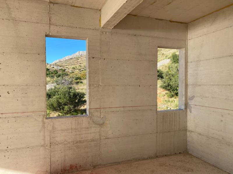 Betonwände mit Blick auf die Natur im Inneren der Villa.