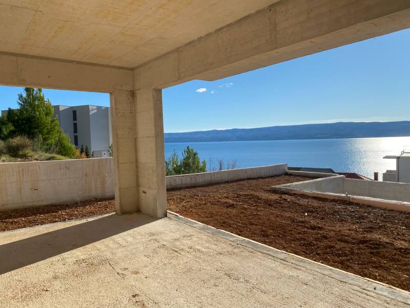 Blick von der Villa in Duće auf das Meer mit einer unvollendeten Terrasse.