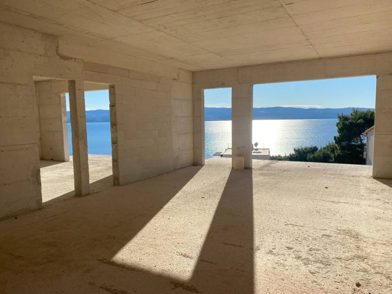 Eine Villa mit Meerblick und unvollendeter Architektur in Duće.