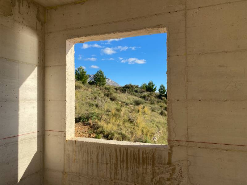 Blick von der unvollendeten Villa auf die Natur mit blauem Himmel.