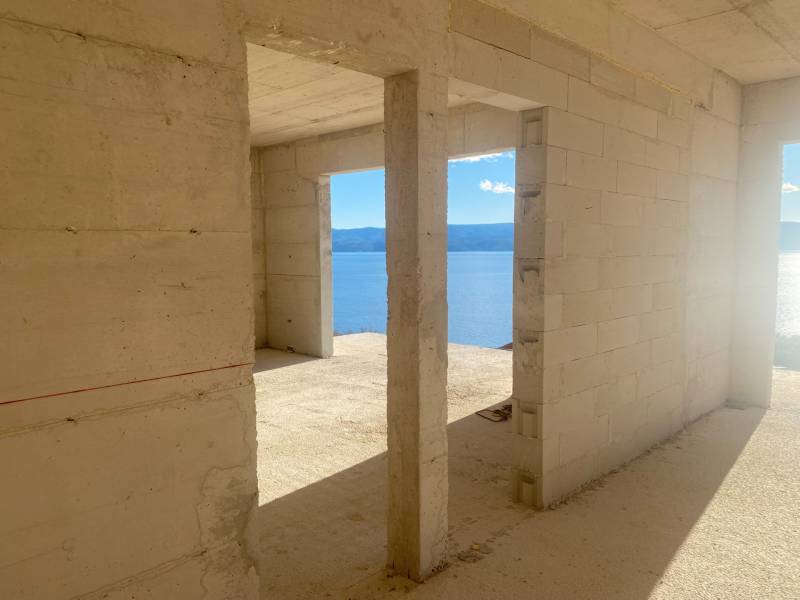 Unvollendete Räume der Villa in Duće mit Blick auf das Meer und die Berge.