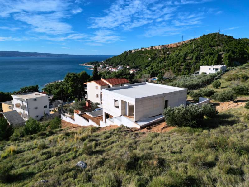 Villa in Duće mit Blick auf das Meer und die umliegenden Hügel.