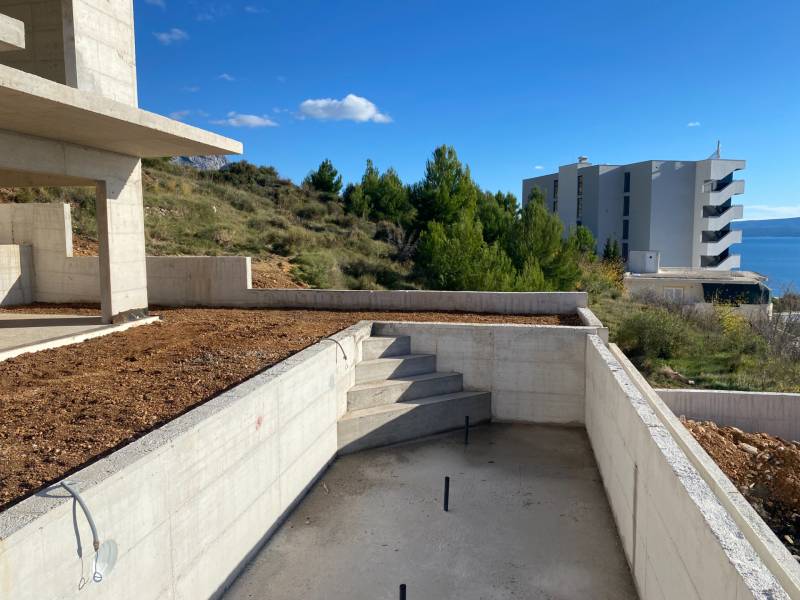 Blick von der Villa in Duće mit unvollendeter Terrasse und Meerblick.