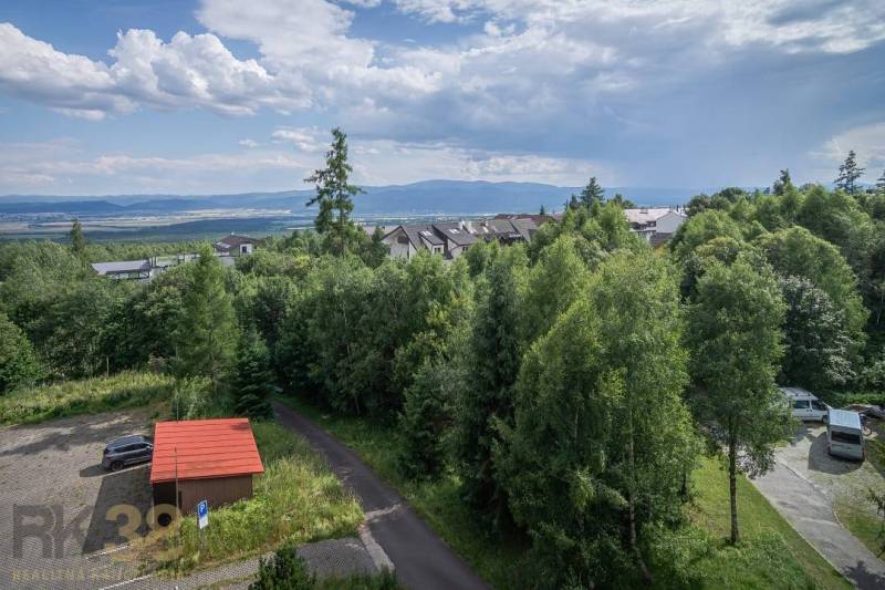 Blick auf Grünflächen und Berglandschaft von einer 3-Zimmer-Wohnung in der Hohen Tatra.