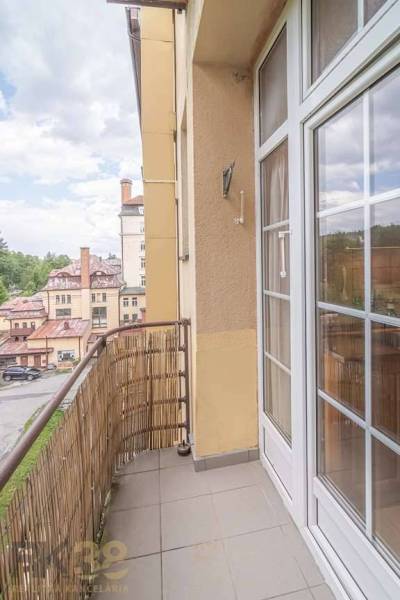 Balkon einer 3-Zimmer-Wohnung in der Hohen Tatra mit Blick auf historische Gebäude.
