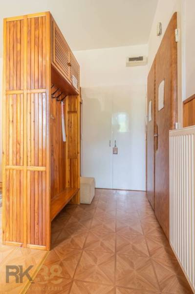 Der Flur in einer 3-Zimmer-Wohnung mit Holzschränken und weißen Türen.
