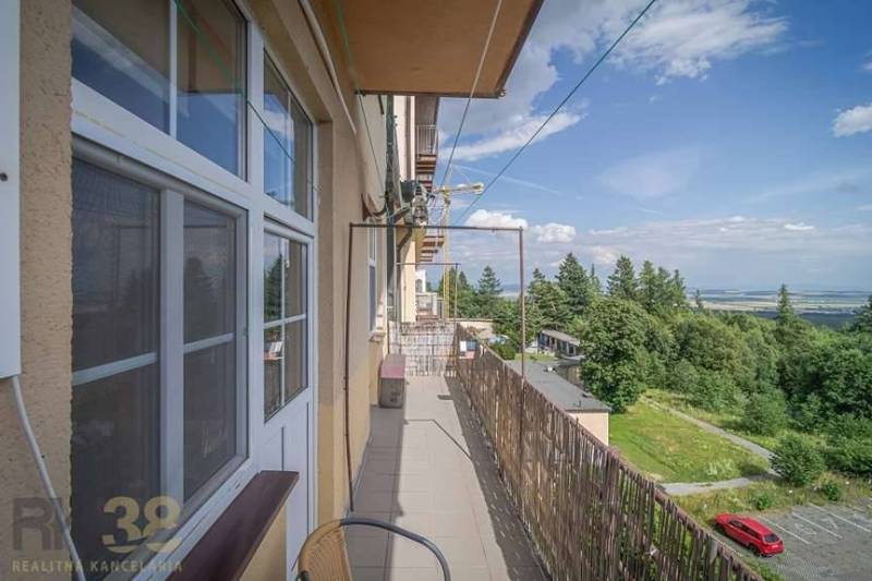 Balkon einer 3-Zimmer-Wohnung in der Hohen Tatra mit Blick auf die Natur und den Parkplatz.