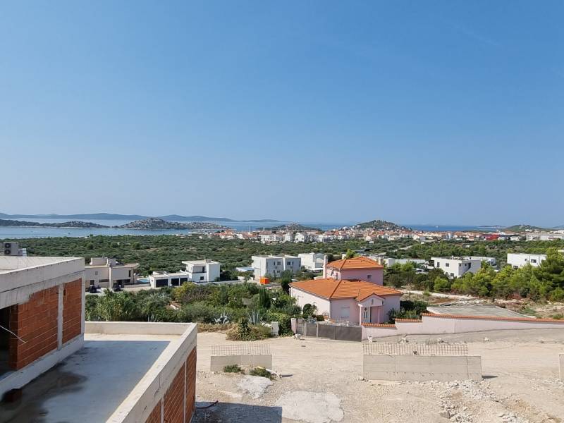 Meerblick von der Villa in Vodice mit einem Teil der Bebauung und Grünflächen.