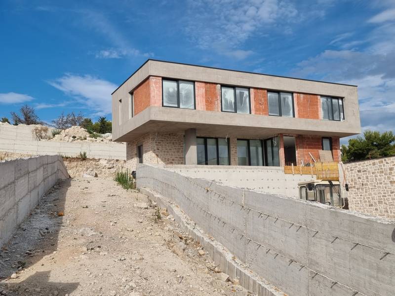 Eine im Bau befindliche Villa in Vodice mit einer Betonterrasse und modernen Fenstern.