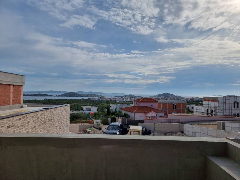 Blick von der Villa in Vodice auf das Meer und die umliegende Landschaft unter den Wolken.