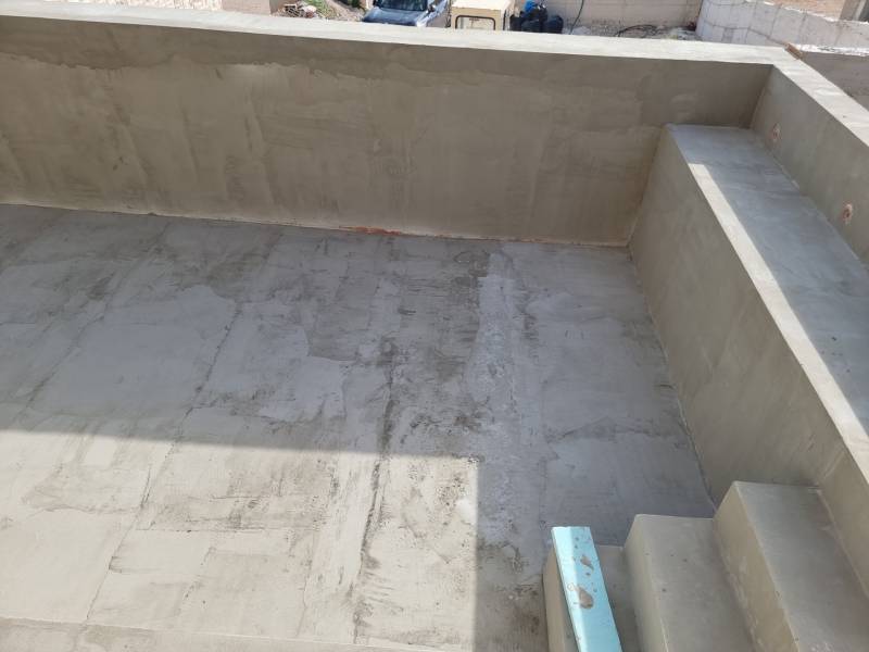 In der Bauvilla in Vodice gibt es eine Betonterrasse und Treppen.