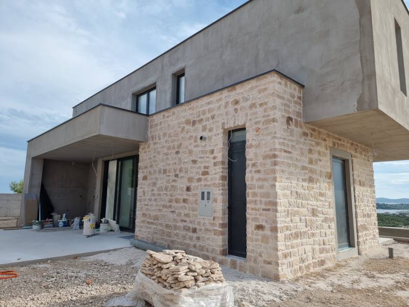 Eine Villa in Vodice mit strukturiertem Steinverkleidung und Terrasse, kurz vor der Fertigstellung.
