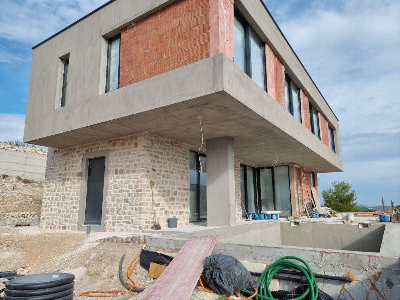 Unvollendete Villa in Vodice mit Beton- und Ziegelfassade, Pool und Veranda.
