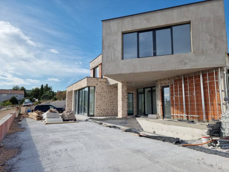 Eine Villa in Vodice während der Bauarbeiten mit Außenmaterialien und Blick auf die Umgebung.