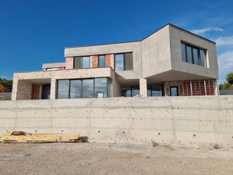 Außenansicht der Villa in Vodice mit modernen Fenstern und Sichtbeton.