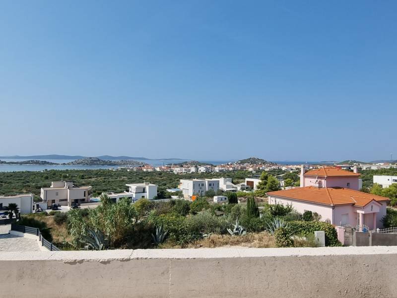 Blick von der Villa in Vodice auf die Küste mit Häusern und Grünflächen.
